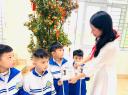 5. Cô Lê Thi Thu Hương trao giấy chứng nhận cho các em.jpg - 