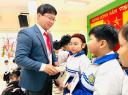 6. Thầy Vũ Đình Anh trao giấy chứng nhận cho các em học sinh..jpg - 