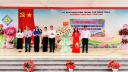 11. Lãnh đạo địa phương tặng hoa chúc mừng nhà trường..jpg - 