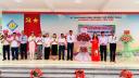 12. Đại diện các phòng ban, cơ quan, đơn vị, các khu phố trên địa bàn tặng hoa chúc mừng nhà trường..jpg - 