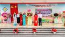13. Ban đại diện Hội cha mẹ học sinh tặng hoa chúc mừng nhà trường..jpg - 