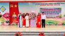 14. Hội cha mẹ học sinh tặng hoa chúc mừng nhà trường.jpg - 