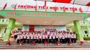 15. Lãnh đạo địa phương và các thầy cô giáo trao giấy chứng nhận hoàn thành chương trình Tiểu học cho học sinh lớp 5..jpg - 