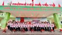 16. Lãnh đạo địa phương và các thầy cô giáo trao giấy chứng nhận hoàn thành chương trình Tiểu học cho học sinh lớp.jpg - 
