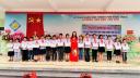8. Cô giáo Lê Thị Thu Hương - Bí thư chi bộ, hiệu trưởng nhà trường trao thưởng cho các em học sinh đạt thành tích xuất sắc..jpg - 