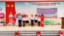 9. Cán bộ lãnh đạo địa phương và cô giáo Lê Thị Thu Hương - Hiệu trưởng nhà trường trao thưởng cho học sinh..jpg - 