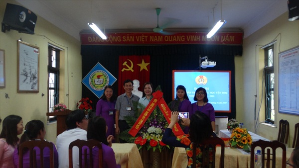 Đ/c Vũ Thị Thanh Hường – Ủy viên Ban thường vụ LĐLĐ thị xã Đông Triều tặng hoa chúc mừng Đại hội.
