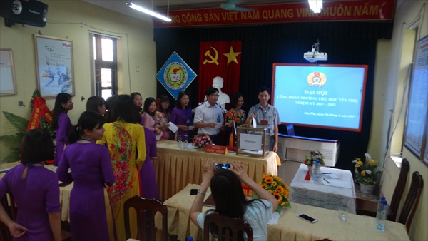 Đoàn viên công đoàn bỏ phiếu bầu BCH Công đoàn khóa mới nhiệm kỳ 2017-2022