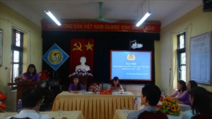 Đ/c Vũ Thị Bảo báo cáo tại đại hội 