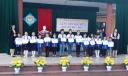 trao thuong cho các em có thành tich xs.jpg - 